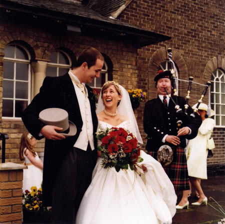 bride and groom listening to the pipes